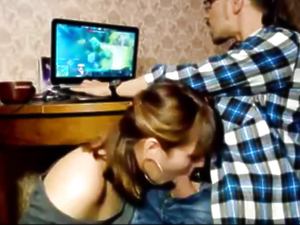 Blowjob for a gamer from an amateur girl
