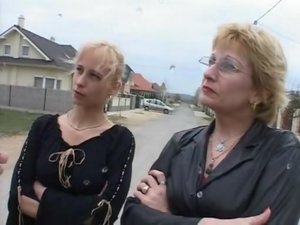 Немецкая мамаша и ее дочка занимаются грязным сексом и писингом
